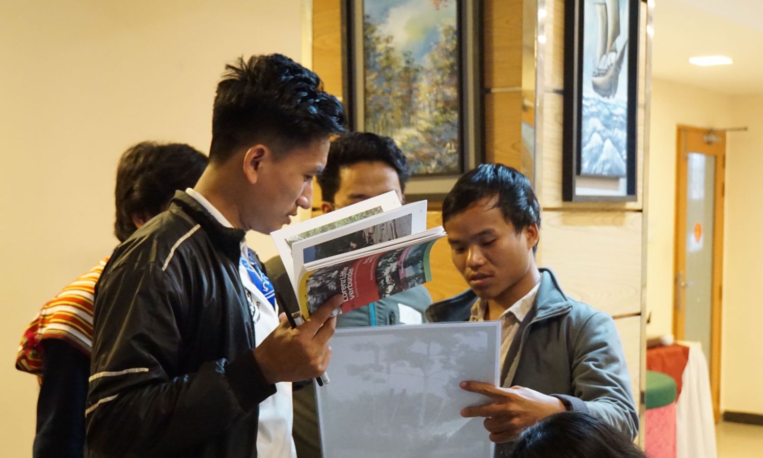 Indigenous students discussing Löffler materials